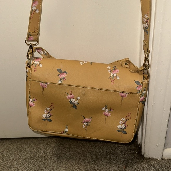 I Am selling a floral Steve Madden bag - Picture 2 of 2